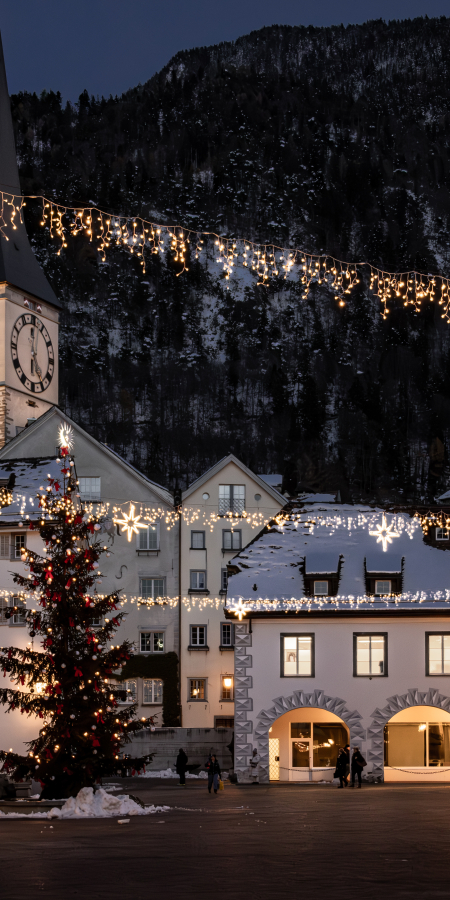 Platz in der Altstadt mit einem Tannenbaum und Lichterketten