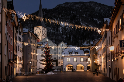 Adventsstimmung auf dem Arcas Platz (© Flavio Schlegel) Platz in der Altstadt mit einem Tannenbaum und Lichterketten