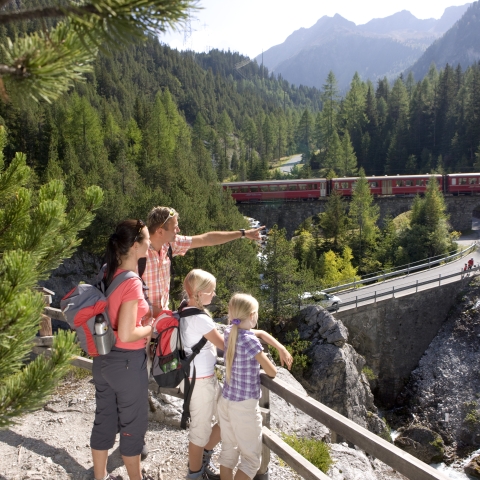 bahnreise_albula_familie_rhb-christofsonderegger.jpg