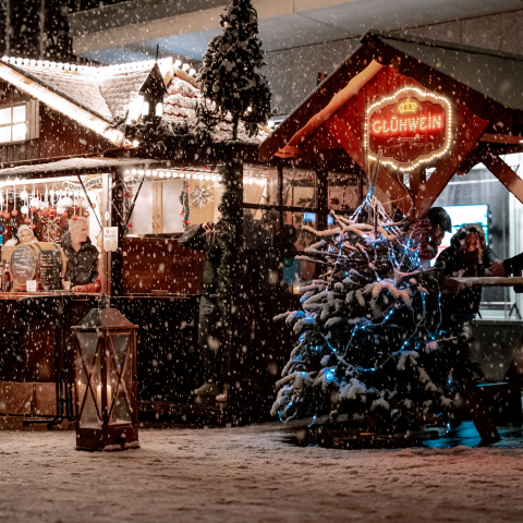 Christkindlimarkt (© Flavio Schlegel) Mulled wine stand in the snow with a Christmas tree