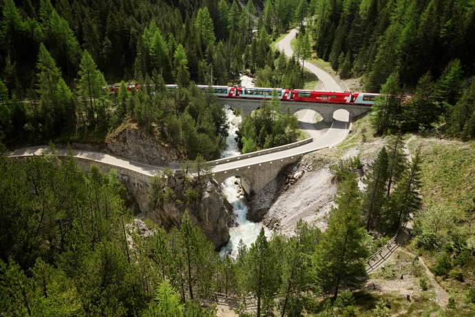 bahnreise_glacier-express_rhb_5.jpg
