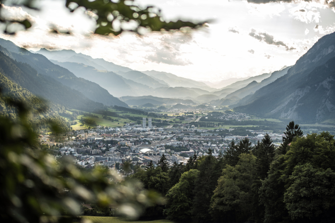Mattias Nutt: Die Stadt Chur im Abendlicht Ausblick über die Stadt Chur an einem Sommerabend