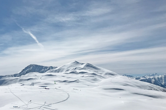 Blick über das Schneeschuhgebiet rund um den Dreibündenstein Blick über das Schneeschuhgebiet Dreibündenstein und den Berg Fulhorn