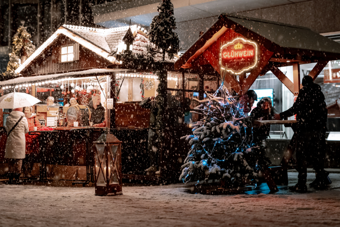 Christkindlimarkt (© Flavio Schlegel) Glühweinstand im Schnee mit einem Tannenbaum