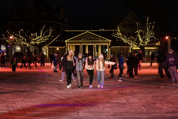 Erlebniswochen Advent (© Alice Das Neves) Jugendliche auf dem Eisfeld Quader